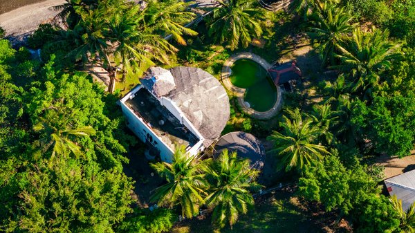 Quels sont les équipements nécessaires pour un camping en région de mangroves salées?